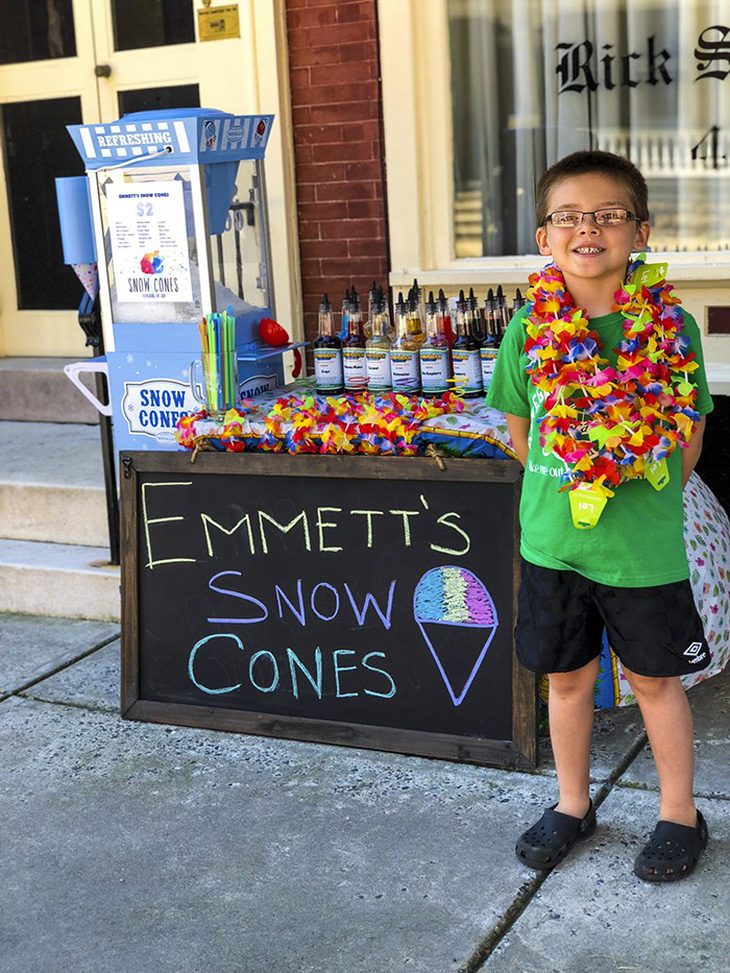Cậu bé 6 tuổi lập doanh nghiệp bán kem đá bào - Ảnh 12.