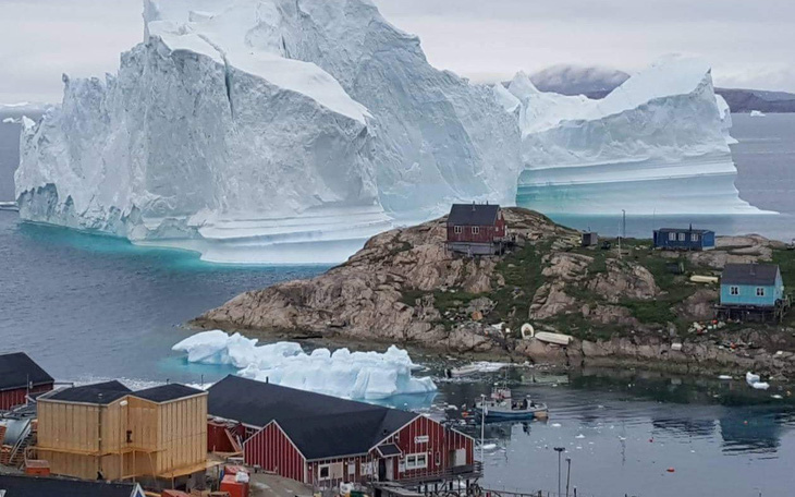 Rùng mình với tảng băng trôi đe dọa cả làng ở Greenland