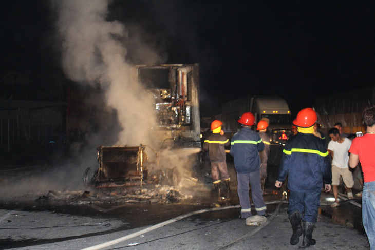 Xe container cháy dữ dội trên quốc lộ 1 trong đêm - Ảnh 2.