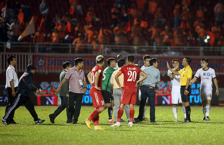 HLV Nguyễn Minh Phương lao vào sân phản ứng trọng tài - Ảnh 5.
