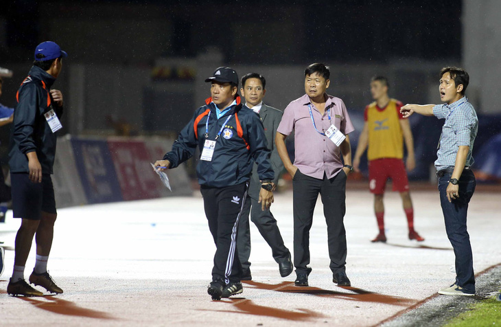 HLV Nguyễn Minh Phương lao vào sân phản ứng trọng tài - Ảnh 6.