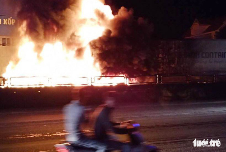 Xe container cháy dữ dội trên quốc lộ 1 trong đêm - Ảnh 1.
