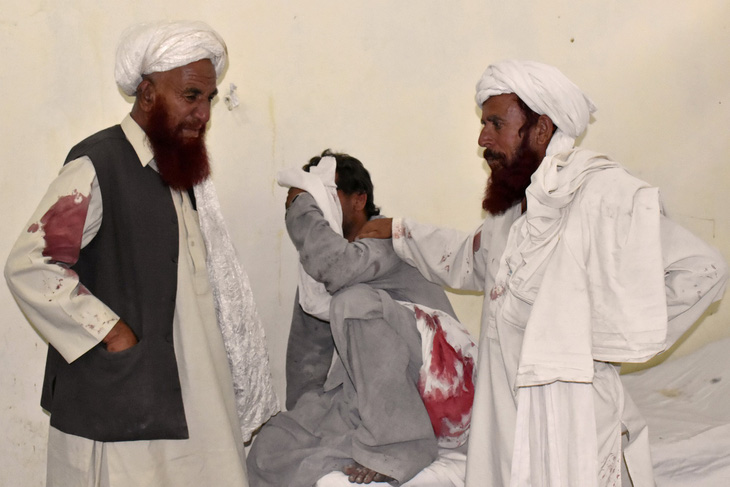 Đánh bom liều chết khủng khiếp ở Pakistan: gần 300 người thương vong - Ảnh 1.