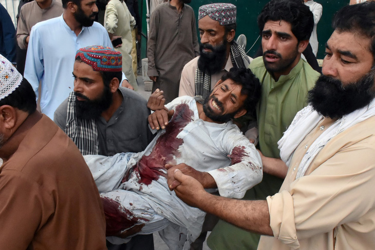 Đánh bom liều chết khủng khiếp ở Pakistan: gần 300 người thương vong - Ảnh 2.