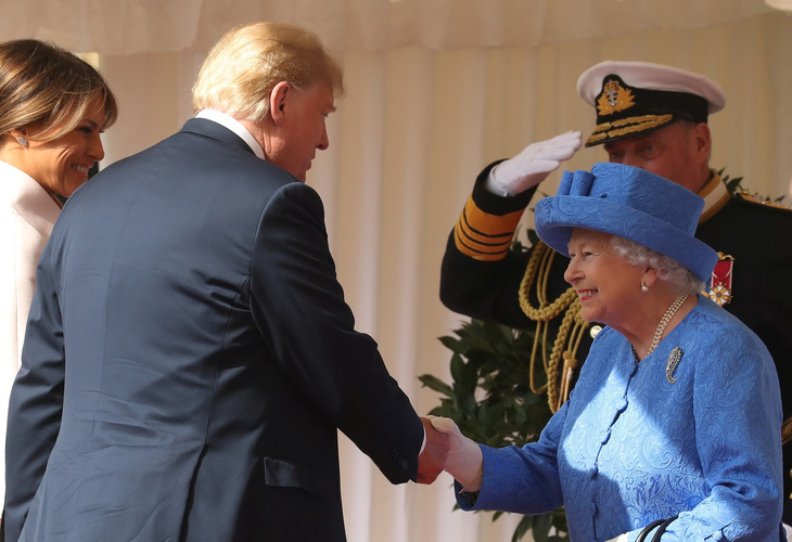 London thở phào sau cuộc tiếp đón ông Trump của Nữ hoàng Anh - Ảnh 1.