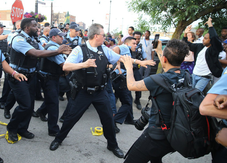 Đụng độ bạo lực tại Chicago vì cảnh sát bắn chết người - Ảnh 1.