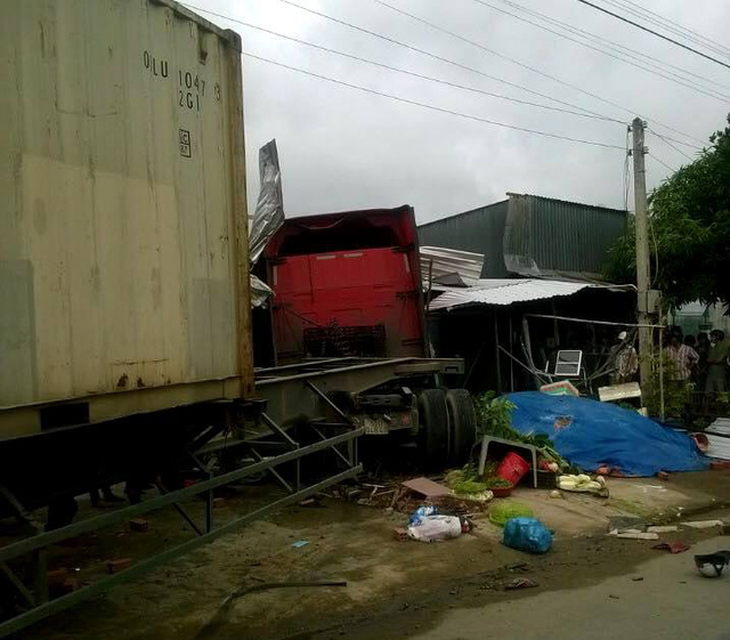 Xe container lao vào nhà dân, bé gái 6 tuổi tử vong - Ảnh 1.