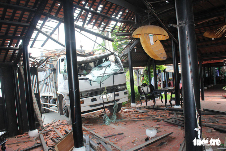 Xe tải tông sập nhà hàng ở Tiền Giang - Ảnh 1.