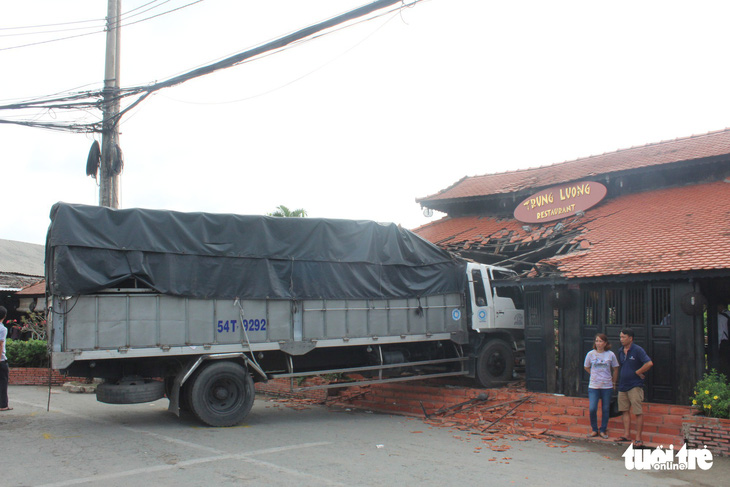 Xe tải tông sập nhà hàng ở Tiền Giang - Ảnh 2.