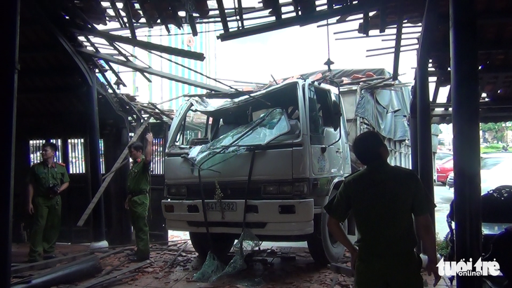Xe tải tông sập nhà hàng ở Tiền Giang - Ảnh 3.