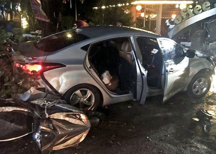 Xe hơi mất lái lao vào quán cà phê, hai nữ sinh thiệt mạng - Ảnh 2.