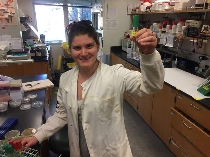 Nữ sinh tìm ra loại vi khuẩn ăn nhựa - Ảnh 1.