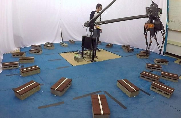 Huấn luyện thành công robot hai chân vượt địa hình phức tạp - Ảnh 3.