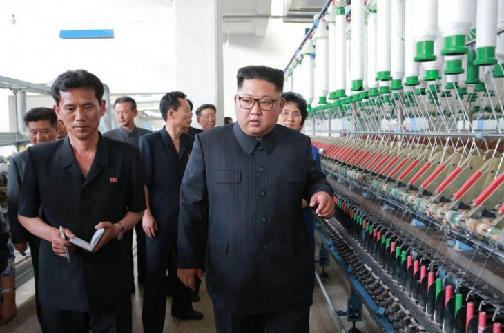 Ông Kim Jong Un rầy la công nhân nhà máy dệt - Ảnh 1.