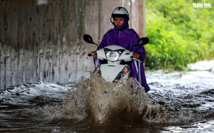 Nhiều tuyến phố Hà Nội ngập sâu sau mưa - Ảnh 5.