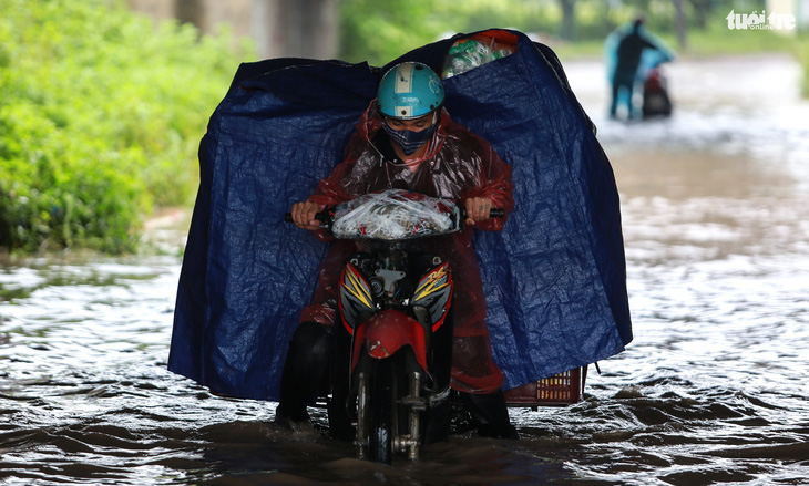 Nhiều tuyến phố Hà Nội ngập sâu sau mưa - Ảnh 6.