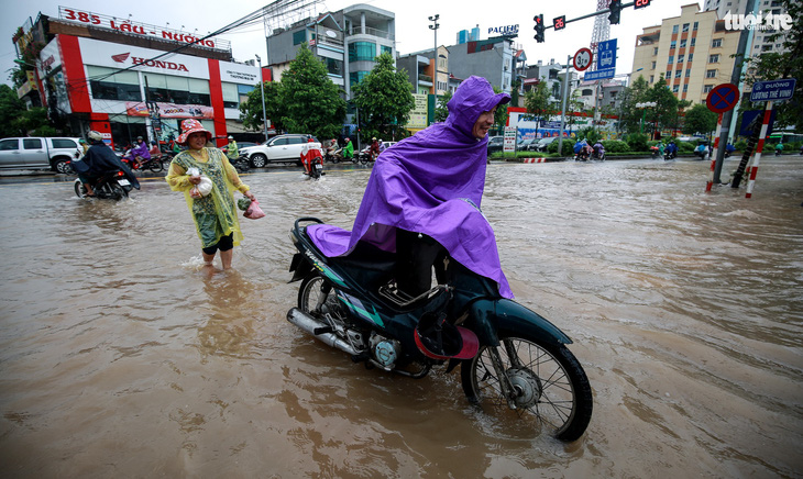 Nhiều tuyến phố Hà Nội ngập sâu sau mưa - Ảnh 7.