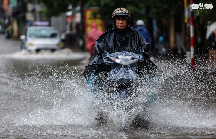 Nhiều tuyến phố Hà Nội ngập sâu sau mưa - Ảnh 9.