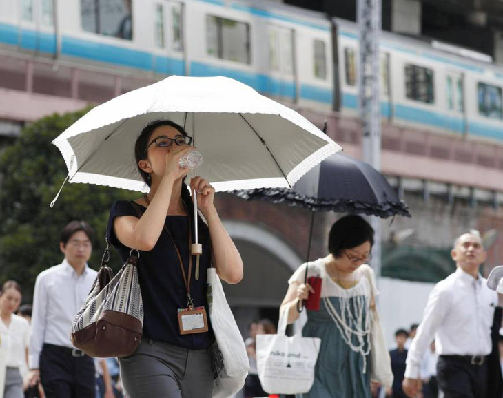 Nhật Bản nóng kỷ lục, 40 người chết, hàng chục ngàn người nhập viện - Ảnh 1.