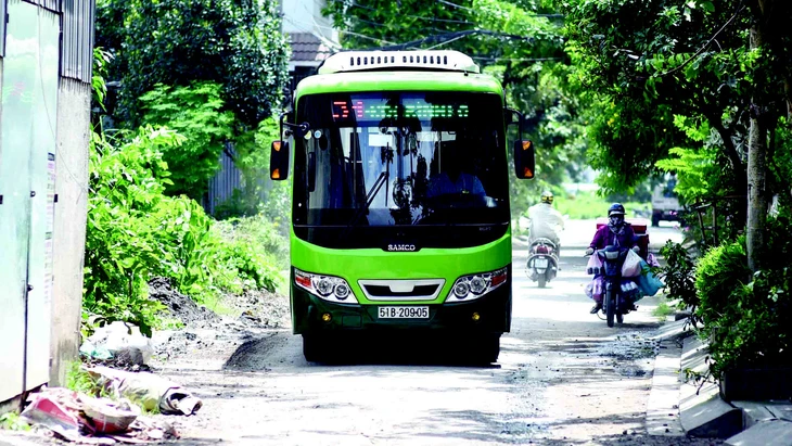Bất an khi xe buýt vào đường hẻm - Ảnh 1.