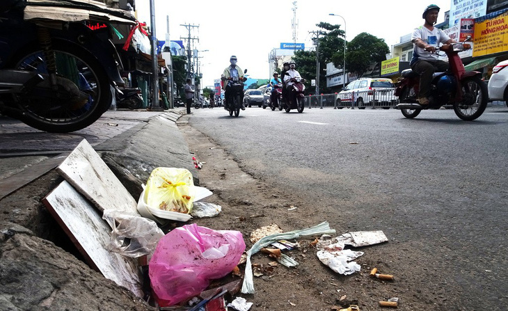 Vứt rác xuống cống, phải phạt thật nặng! - Ảnh 1.