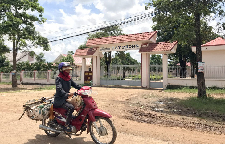 Lương thấp còn cắt phụ cấp, hàng trăm giáo viên hợp đồng hoang mang - Ảnh 1.