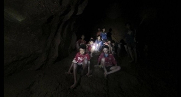 Điều kỳ diệu nào giúp đội bóng Thái Lan sống sót 9 ngày trong hang? - Ảnh 4.