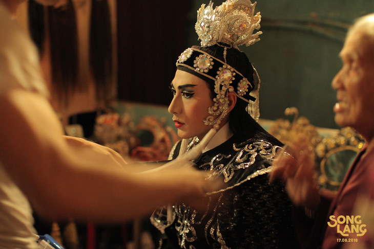 Isaac vai kép Linh Phụng trong phim Song Lang