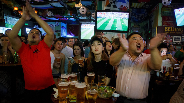 Trung Quốc: Khóa lối lên nóc nhà vì sợ người thua cá độ World Cup tự tử - Ảnh 3.