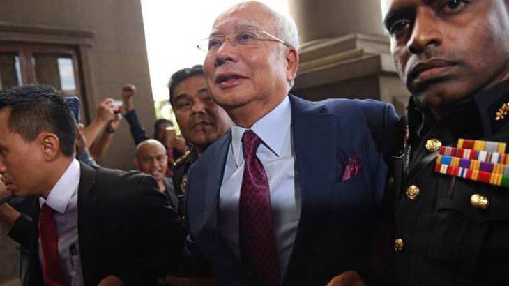 Cựu thủ tướng Malaysia ra tòa, đối mặt hàng chục năm tù - Ảnh 1.