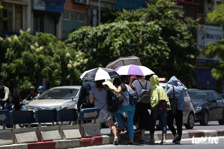 Hai người hôn mê nghi do thời tiết nắng nóng ở Hà Nội - Ảnh 1.