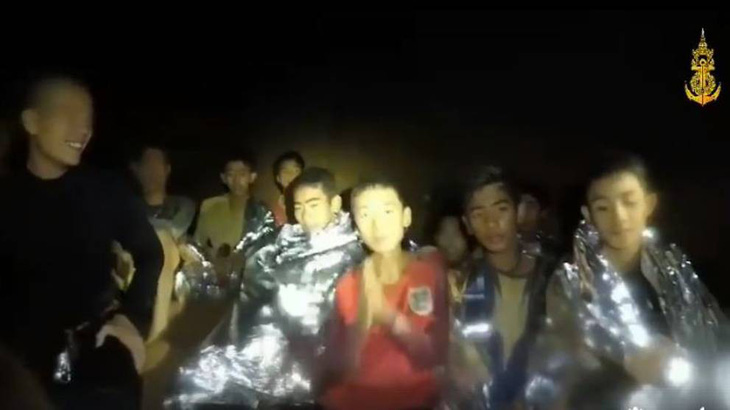 Hải quân Thái đăng video đội bóng nhí kẹt trong hang vẫn khỏe mạnh - Ảnh 1.