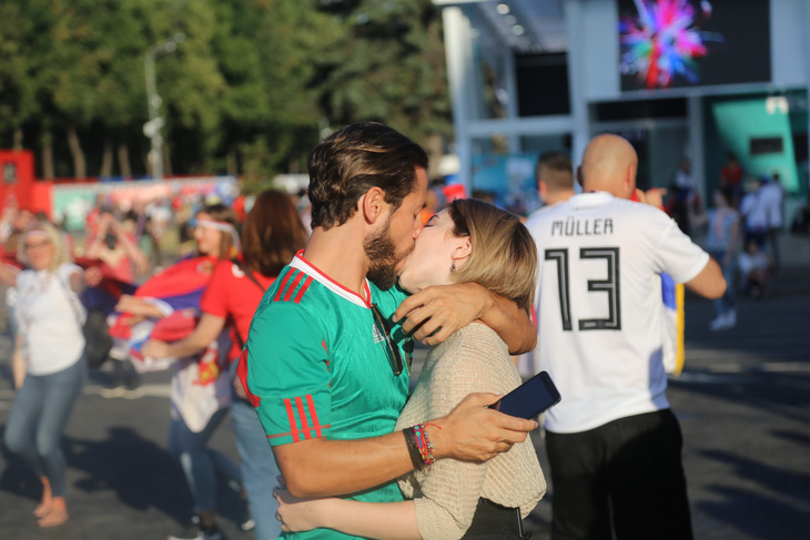 Muốn được hôn, cứ dắt người yêu đi xem World Cup - Ảnh 2.