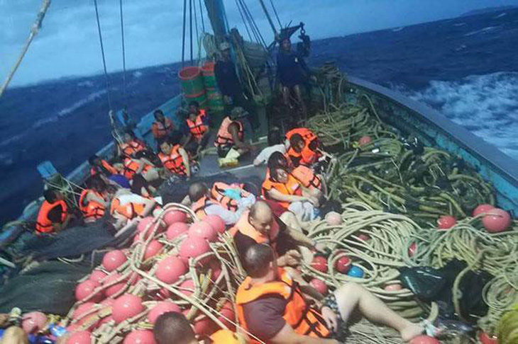 Hai tàu du lịch chìm ở Thái Lan, hàng chục du khách mất tích - Ảnh 1.