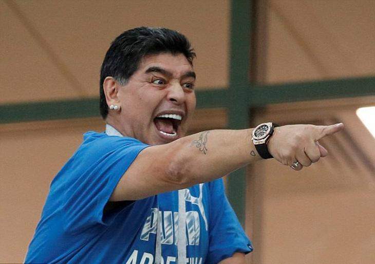 Maradona tiếp tục gây rối tại World Cup khi lăng mạ trọng tài - Ảnh 1.