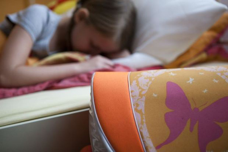 Trẻ em không nên sử dụng thiết bị điện tử trong 3 giờ trước khi ngủ - Ảnh 1.