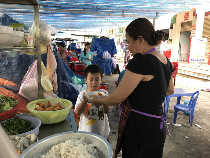 Lớn lên từ gánh bún của bà, của mẹ - Ảnh 3.