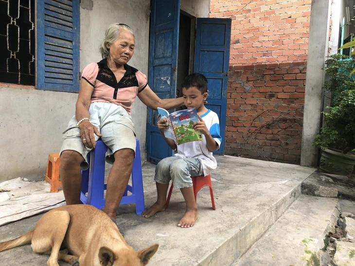Tuổi thơ em vắng nụ cười, xa vòng tay cha mẹ - Ảnh 2.