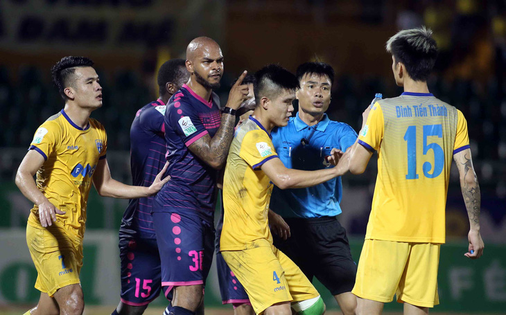 Cầu thủ Sài Gòn và Thanh Hóa suýt đánh nhau trong 10 phút cuối - Ảnh 3.