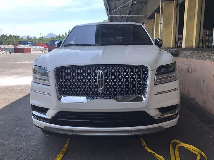 Siêu SUV Lincoln Navigator Black Label L 2018 đầu tiên đặt lốp đến Việt Nam - Ảnh 1.