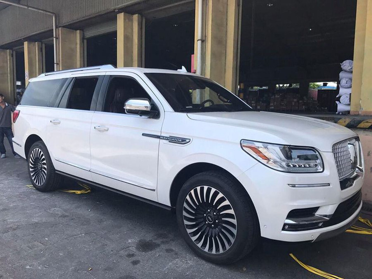 Siêu SUV Lincoln Navigator Black Label L 2018 đầu tiên đặt lốp đến Việt Nam - Ảnh 2.