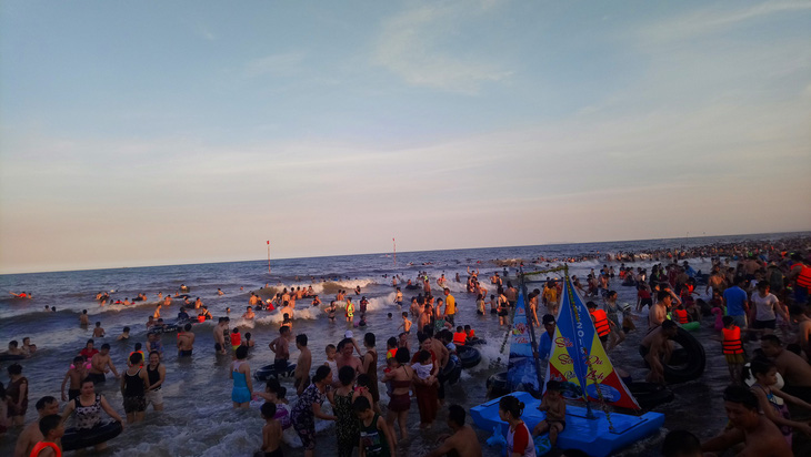 Nắng nóng, du khách đổ về các bãi biển Thanh Hóa - Ảnh 1.