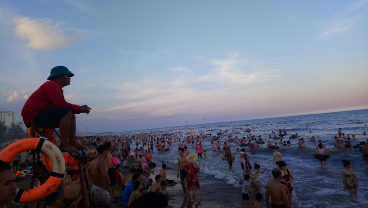 Nắng nóng, du khách đổ về các bãi biển Thanh Hóa - Ảnh 2.