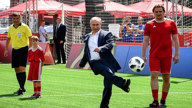 Tổng thống Putin tự hào về các chú gấu Nga dù thất bại ở World Cup - Ảnh 3.