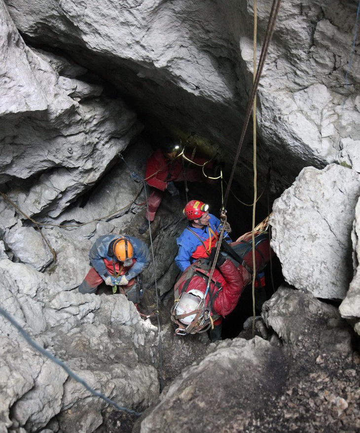 Cuộc giải cứu nhà vật lý trong hang động sâu nhất nước Đức - Ảnh 4.