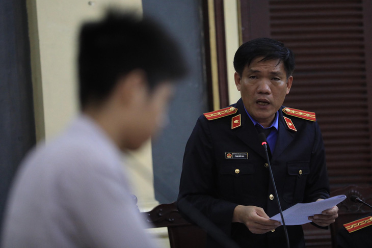 Nghi phạm thảm sát gia đình 5 người ở Bình Tân lạnh lùng hầu tòa - Ảnh 4.