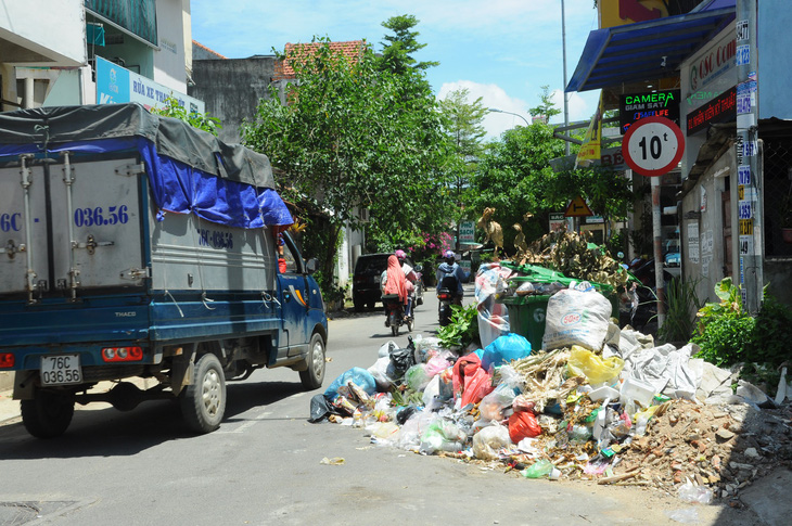 Dân không cho xe chở rác vào bãi, rác ùn ứ khắp TP Quảng Ngãi - Ảnh 2.