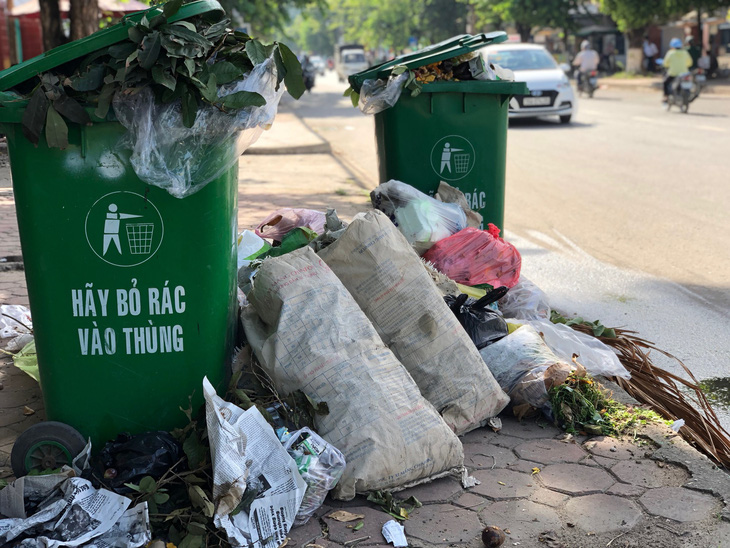 Dân không cho xe chở rác vào bãi, rác ùn ứ khắp TP Quảng Ngãi - Ảnh 5.