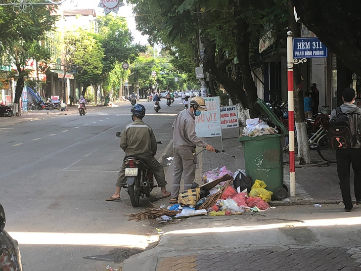 Dân không cho xe chở rác vào bãi, rác ùn ứ khắp TP Quảng Ngãi - Ảnh 4.