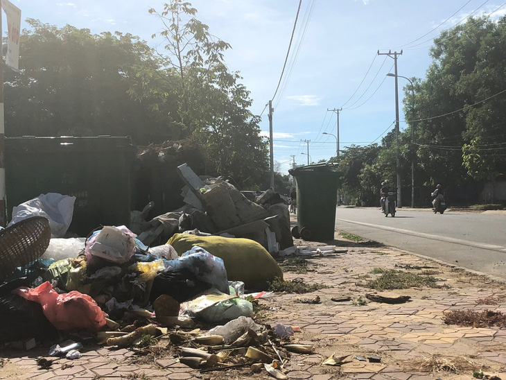 Dân không cho xe chở rác vào bãi, rác ùn ứ khắp TP Quảng Ngãi - Ảnh 3.